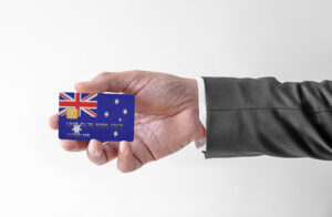 Hand hält eine Kreditkarte mit australischer Flagge
