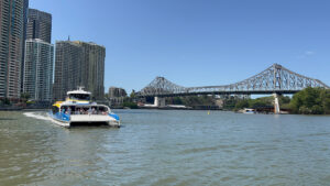 CityCat-Fähre auf dem Brisbane River vor der Story Bridge in Brisbane