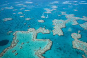 Luftaufnahme des Great Barrier Reef mit Korallenriffen und türkisblauen Lagunen