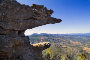 Person auf einem Felsvorsprung bei The Balconies im Grampians (Gariwerd) National Park
