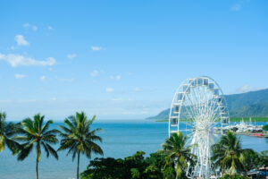 Cairns Esplanade mit Riesenrad, Palmen und Marina am Korallenmeer