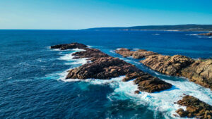 Felsformationen der Canal Rocks im türkisblauen Meer bei Yallingup in Westaustralien