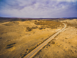 Luftaufnahme des Flinders Ranges Way durch die trockene Hügellandschaft Südaustraliens