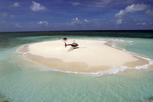 Zwei Helikopter auf einer Sandbank im türkisblauen Great Barrier Reef