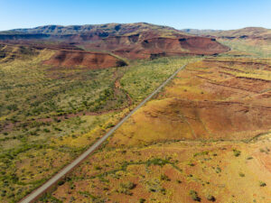 Great Northern Highway durch die rotbraune Hügellandschaft der Pilbara