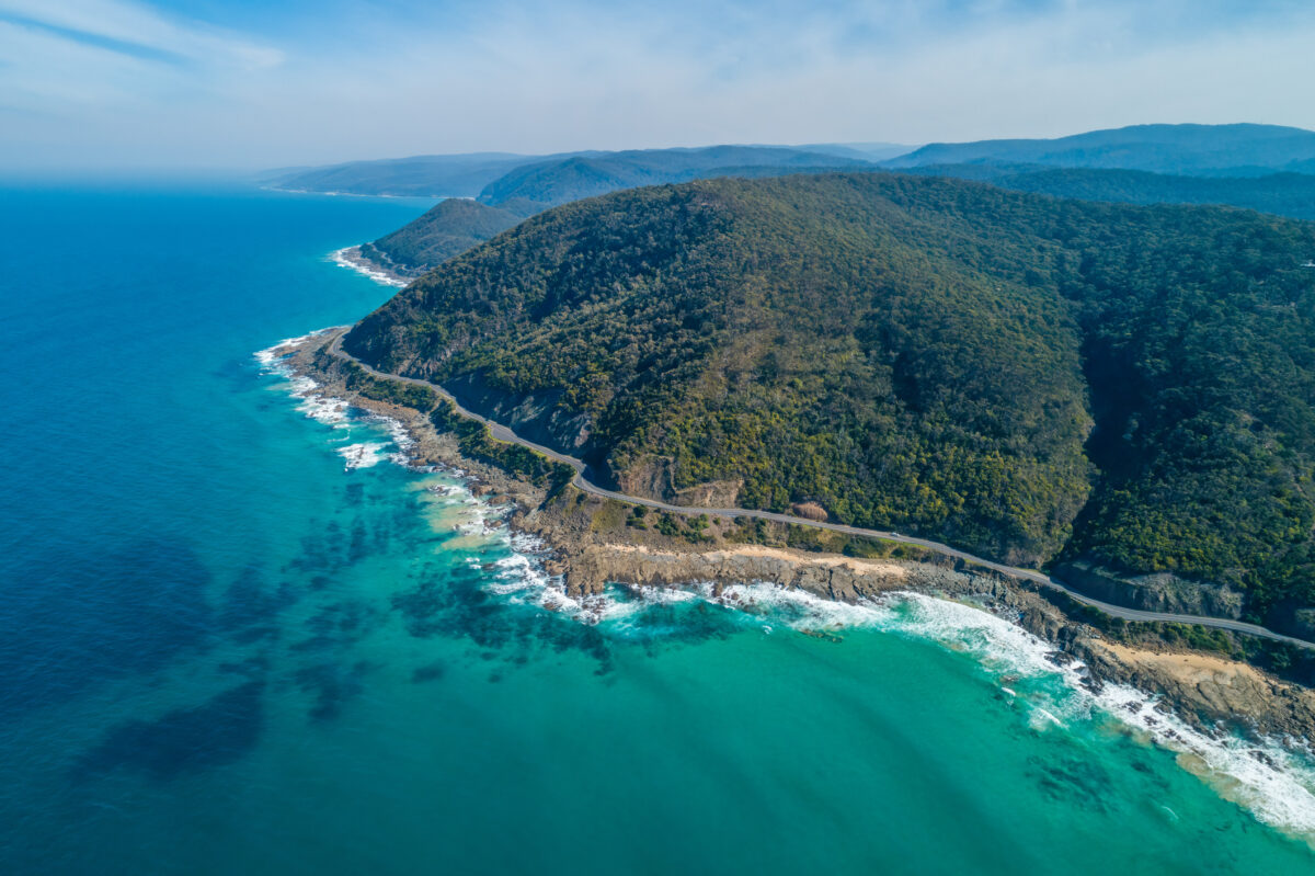 Luftaufnahme der Great Ocean Road entlang der bewaldeten Küste von Victoria