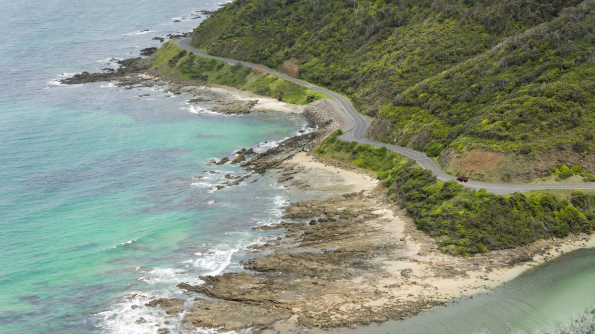 Rotes Auto auf der Great Ocean Road an der Küste von Victoria