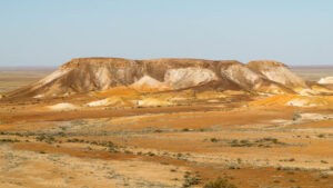 Ockerfarbene Hügel der Kanku-Breakaways bei Coober Pedy