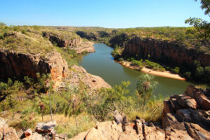 Katherine Gorge im Nitmiluk-Nationalpark mit Fluss zwischen roten Felswänden