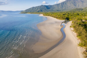 Luftaufnahme von Noah Beach zwischen Meer und Daintree-Regenwald im tropischen Norden Queenslands