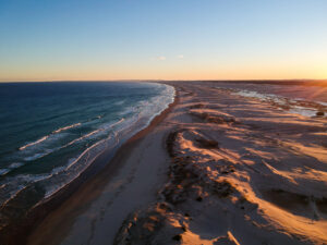 Luftaufnahme der Sanddünen von Stockton Beach im warmen Abendlicht