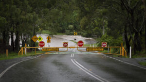 Wegen Überschwemmung gesperrte Straße am Youngs Crossing in Queensland