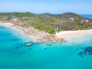Luftaufnahme von The Pass und Wategoes Beach bei Byron Bay mit dem Cape Byron Lighthouse im Hintergrund