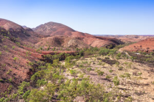 Rote Felslandschaft der West MacDonnell Ranges bei Alice Springs