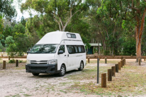 Weißer Hochdach-Camper auf einem Campingplatz in einem australischen Nationalpark